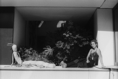 poseren 25 september 2022 modellen: laura (op dak), wandelende tak, sylvia gemaakt met analoge camera en zelfontspanner volkshotel, wibautstraat 150, amsterdam